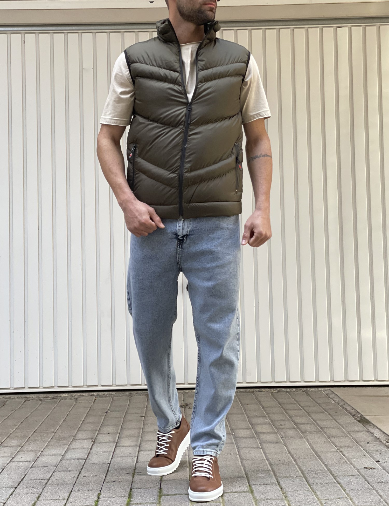 Ανδρικό χακί καπιτονέ αμάνικο μπουφάν 3245 φωτογραφία